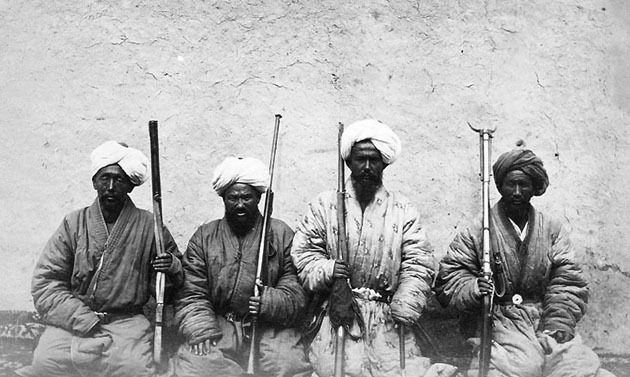 Фото Э. Чапман. Солдаты Йеттишара кашгарцы 1873 г.